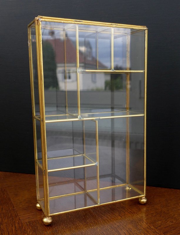 Schöner Glas Setzkasten Messing Glas Vitrine für Miniaturen u