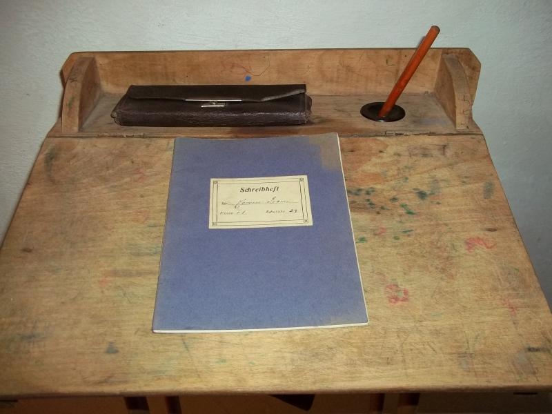Alte Schulbank-Einsitzer Bank+Tafel+Tintenfass-Heft+Ranzen+Brottasche