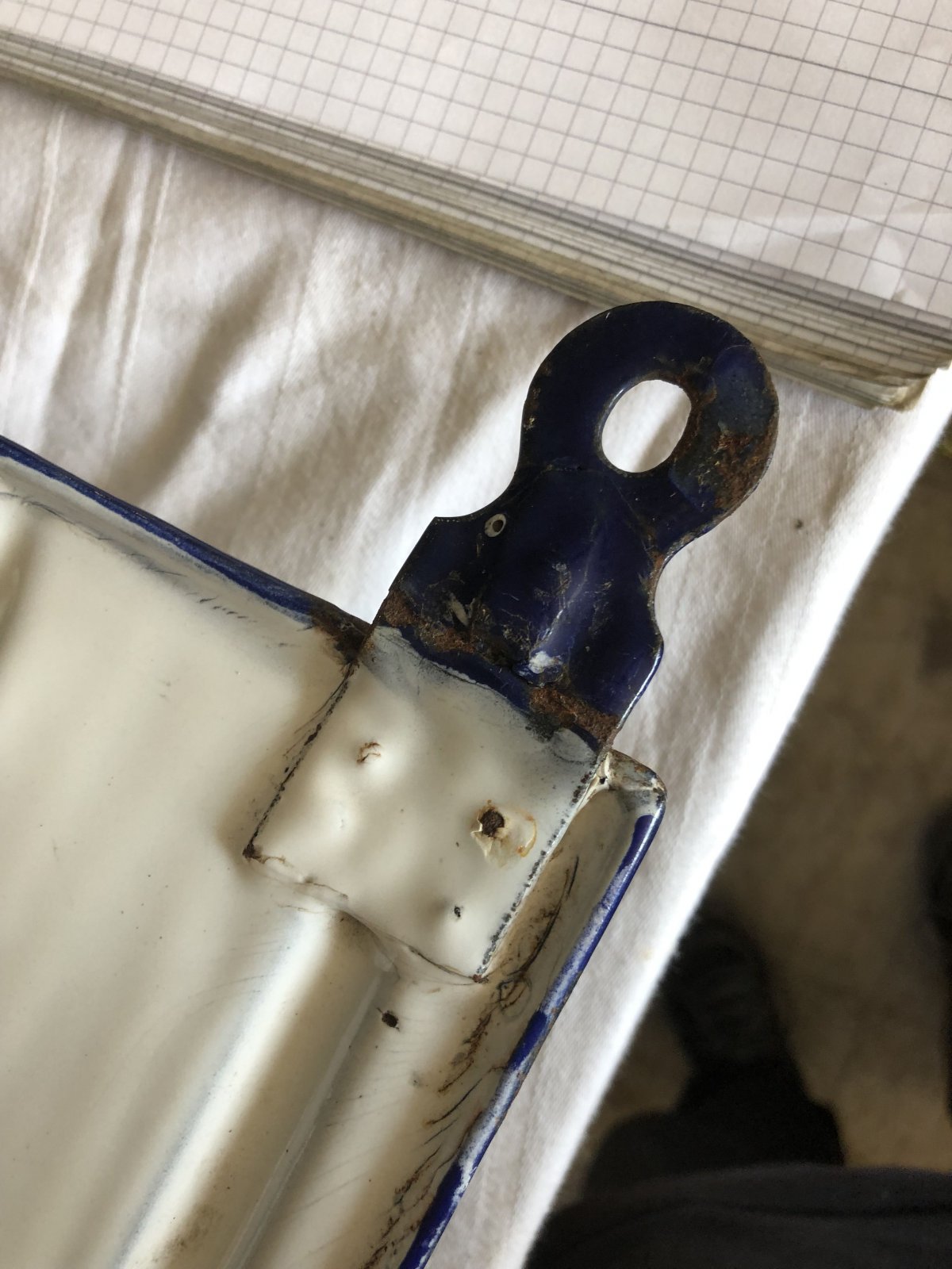 Alte Küchenhalterung Blech Email Marke und Teller/Topfdeckelhalter