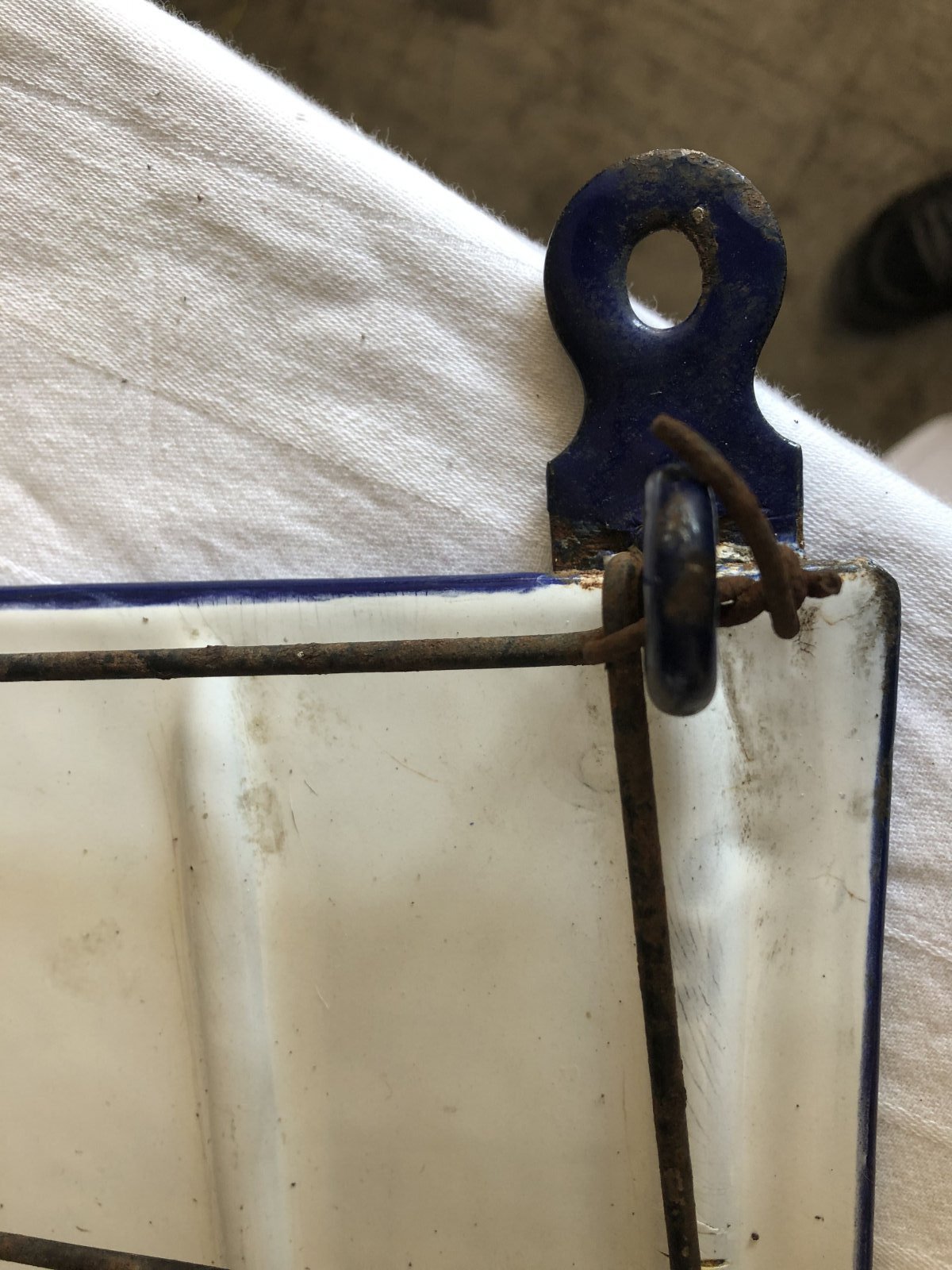 Alte Küchenhalterung Blech Email Marke und Teller/Topfdeckelhalter