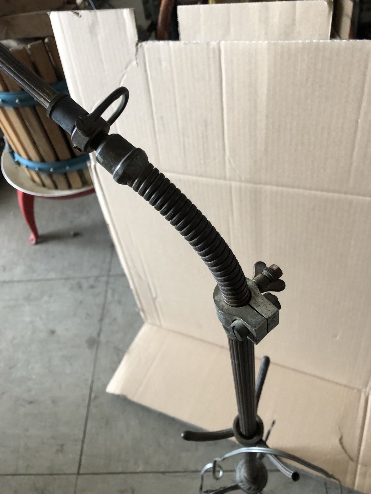 Antike Stehlampe H 114 cm Jugendstil Porzellanfassung Oberteil