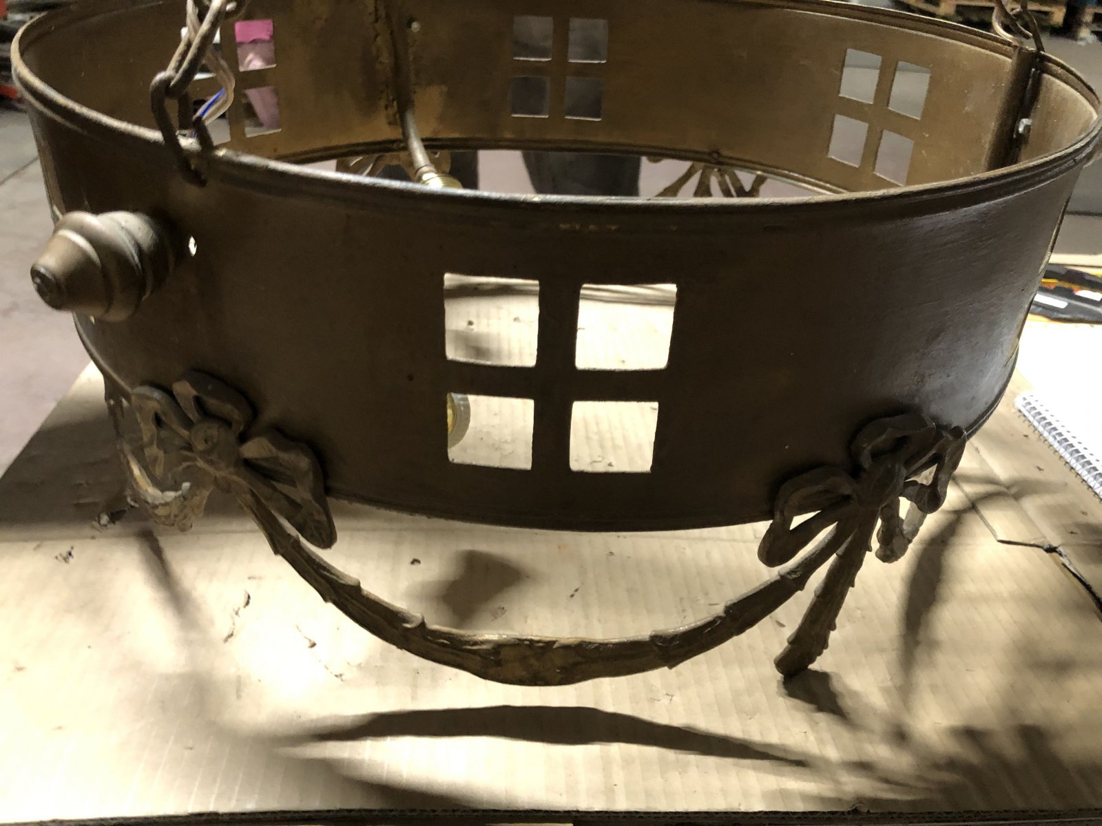 Antike Hängelampe H 59 cm 3 Porzellanfassung E 27 Messing Bronzeguss