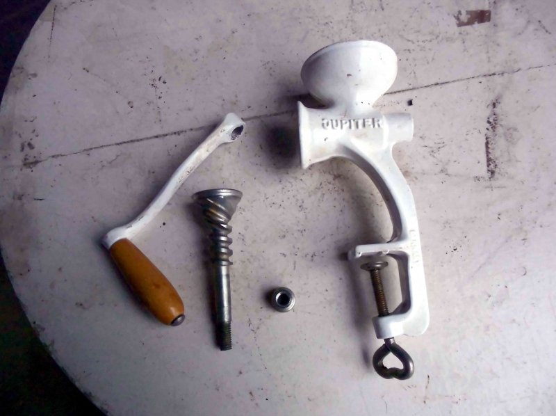 Antike Mühle zerlegbar mit Herstellermarke JUPITER GUSS Metall Holz | eBay