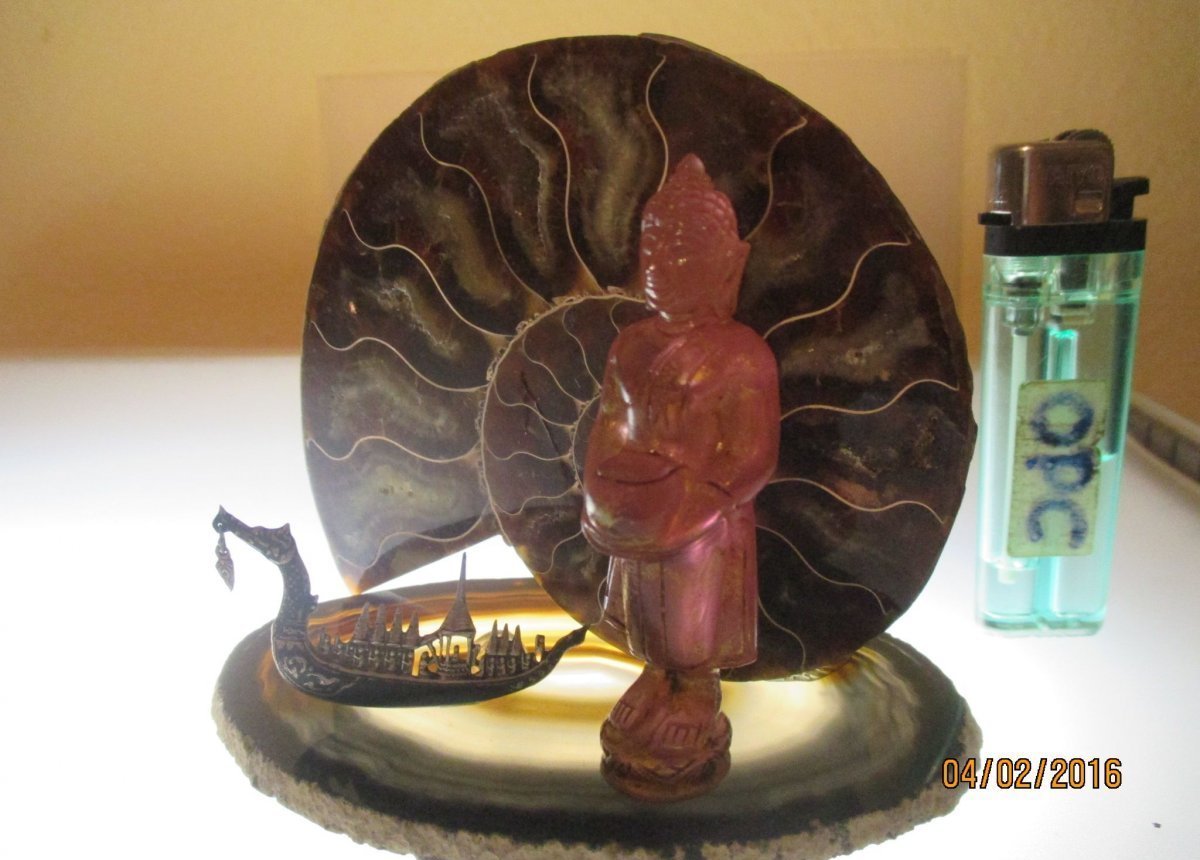 Kleiner Jade Buddha mit 999 Gold auf Amethyst Stufe alte Arbeit