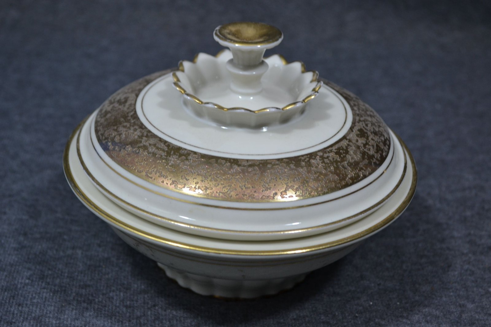 Porzellandose mit Deckel, Alka Kunst, Bavaria,Ostmark, Nr. 3817