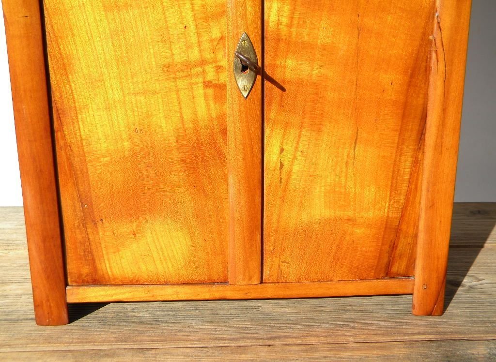 1830 orig. Biedermeier KIRSCHE MODELLSCHRANK MINIATURMÖBEL