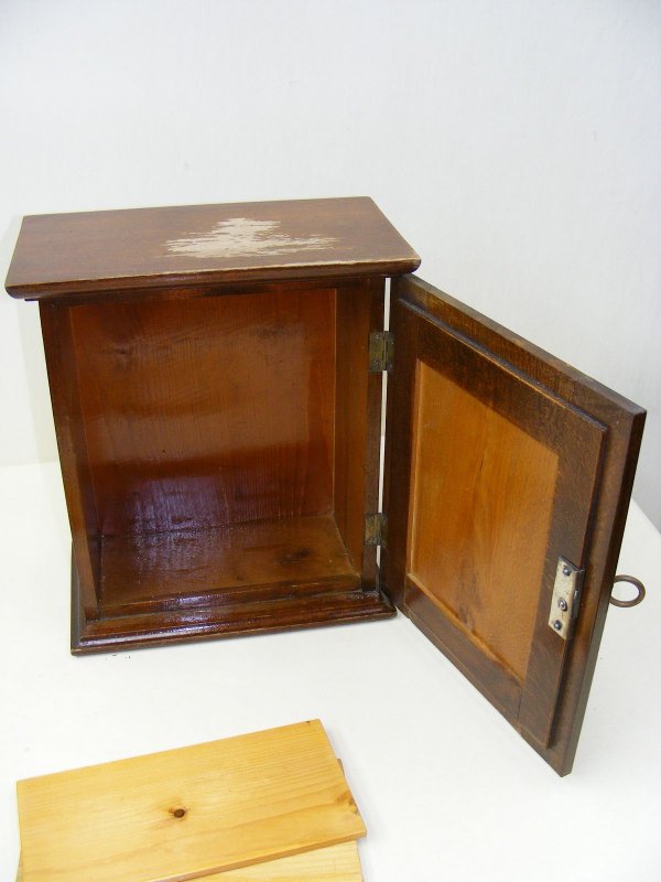 schöner kleiner alter Schrank, Vorratsschrank, Holzschrank, Wandschrank