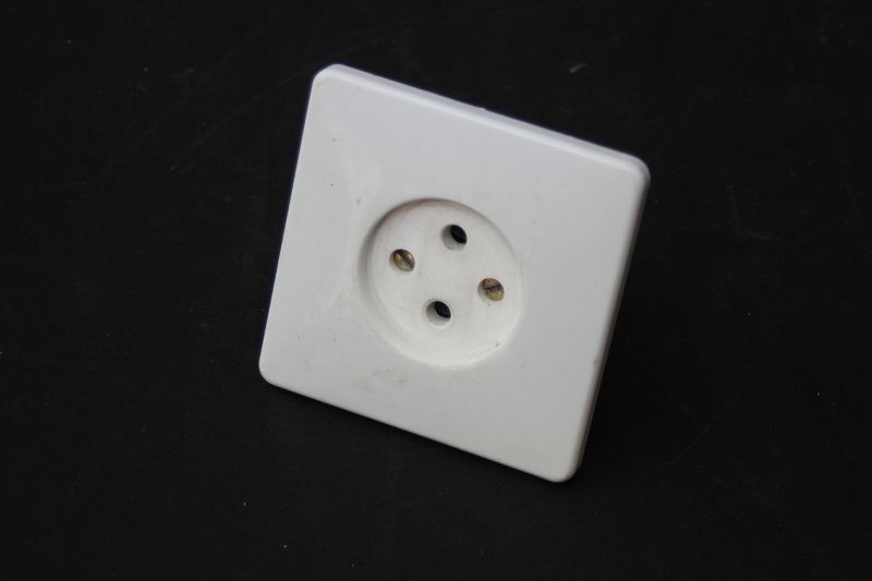 alte Steckdose DDR Unterputz eckig old vintage mit Schuko