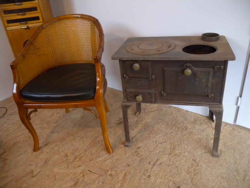 Kleiner alter Gussofen Herd Erika Nr. 99 Kanonenofen Antik Jugendstil