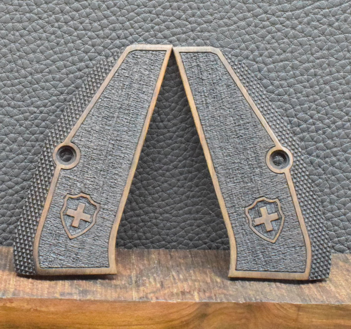Brünner CZ Shadow 2 Holzgriffschale, Ausführung 4, Fischhaut, punziert mit Swiss Kreuz Nußnaum