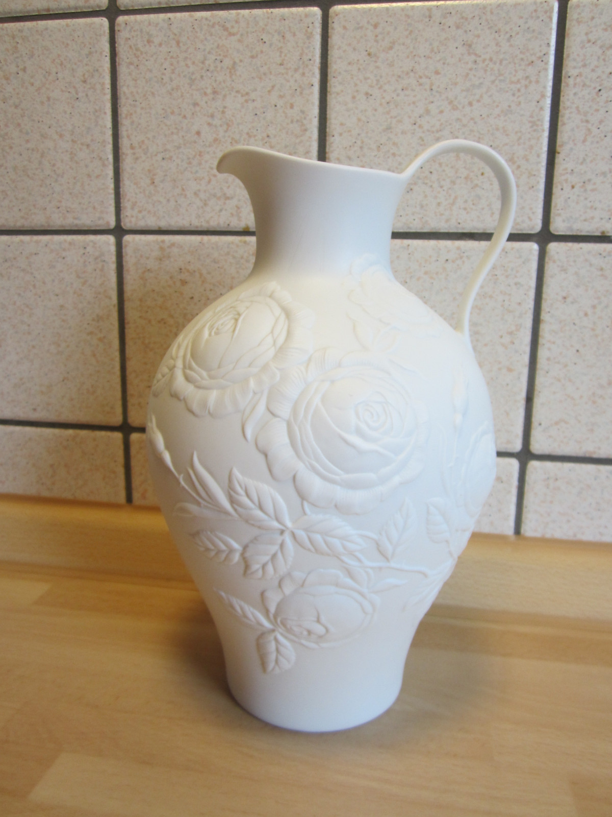 Kaiser Biskuit Porzellan VASE mit Henkel Rosen Dekor 21cm hoch weiß