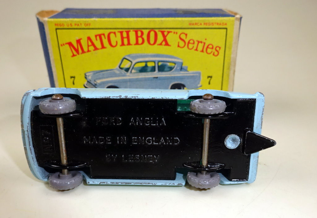 Matchbox RW 07B Ford Anglia hellblau silberne Räder grobes