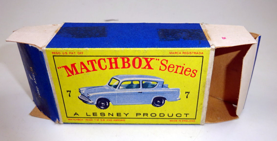 Matchbox RW 07B Ford Anglia hellblau graue Räder grobes